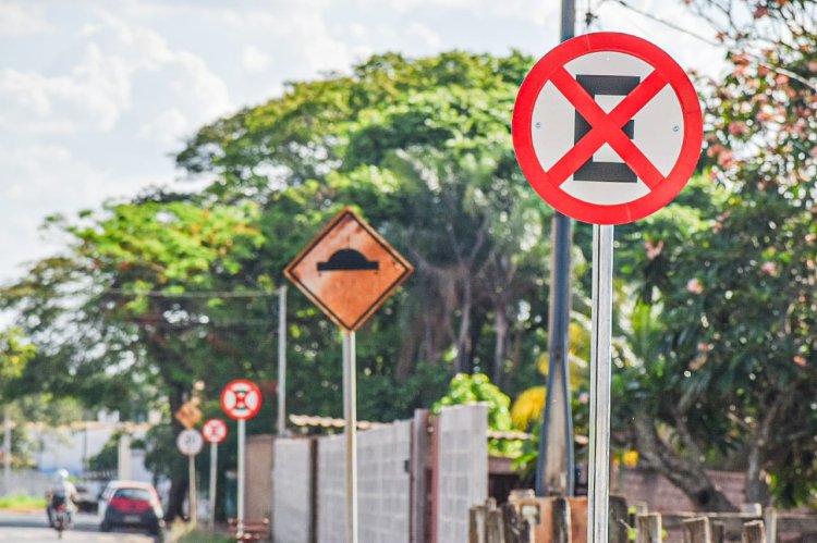 Ciclofaixa: Prefeitura garante que sinalização não vai prejudicar os estabelecimentos na avenida do Lago; placas são cobertas após reclamação de empresários