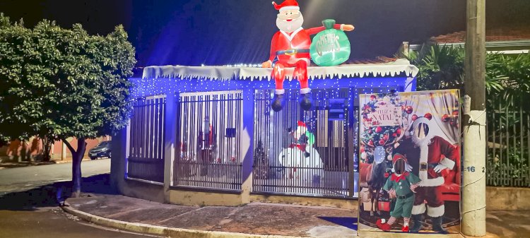 Decoração natalina de residência vira atração turística à parte em Boraceia