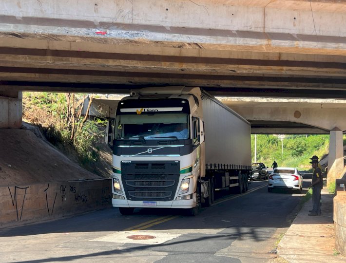 Caminhão do Chile encalha sob viaduto na Marechal Rondon