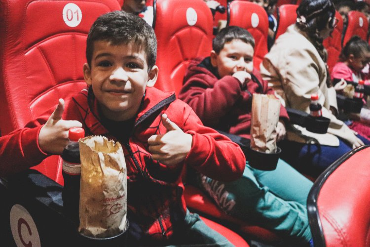Supermercado Michelassi promove acesso ao cinema para mais de 600 crianças pelo Cine Clubinho Bariri